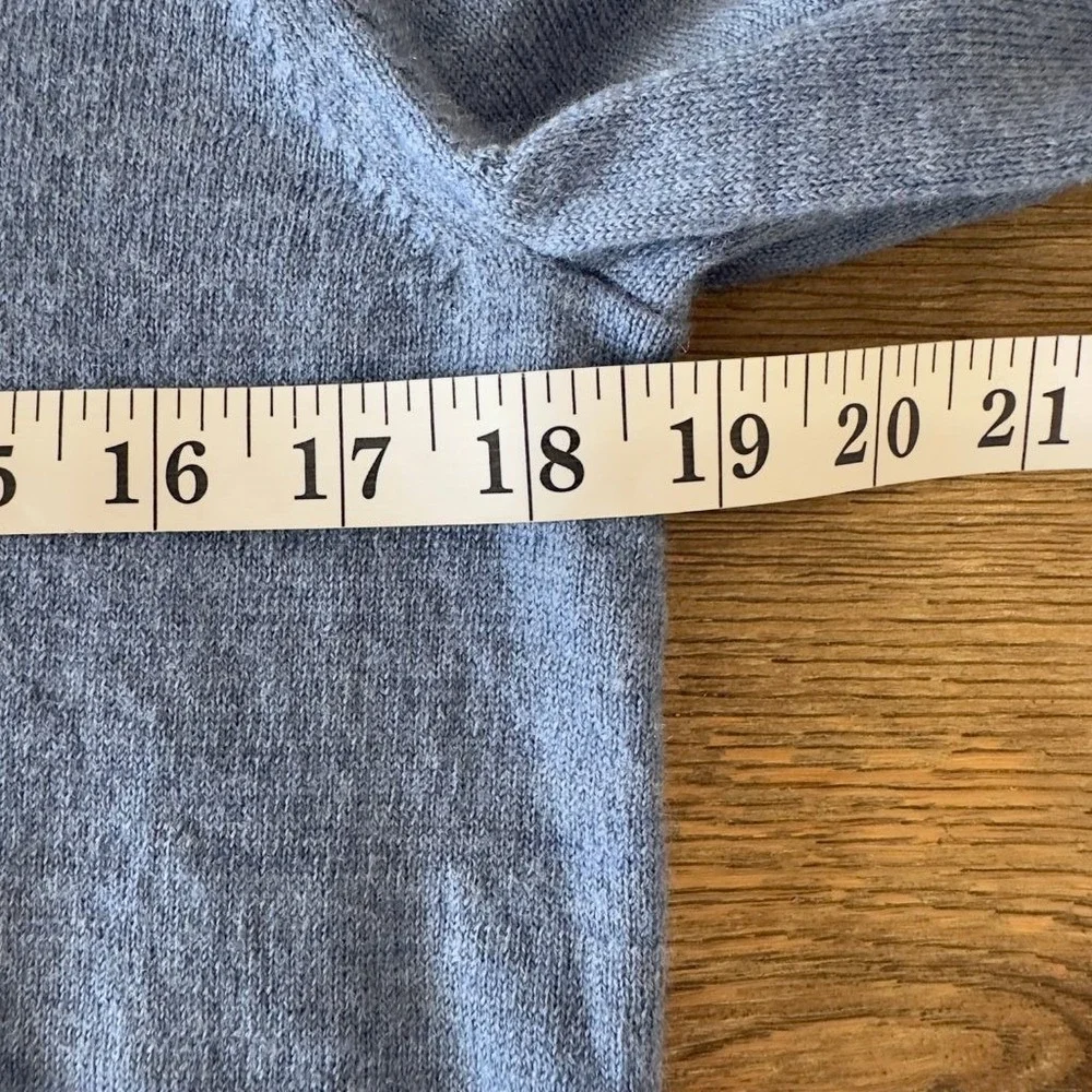 Banana Republic Mens M 100% Merino Wool V-Neck Sweater Blue Pullover Lightweight